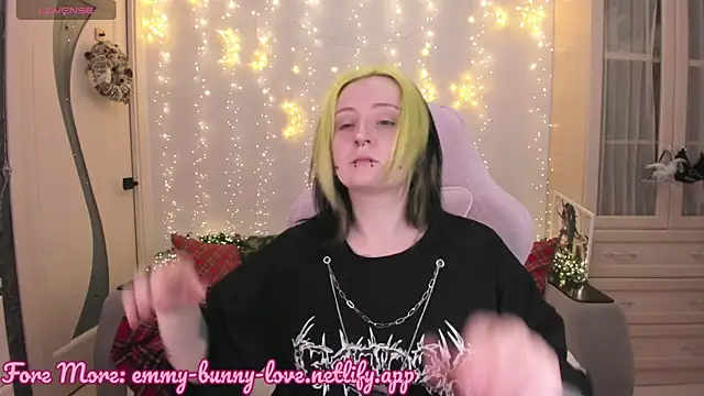 Snapshot of EmmyBunny chatting on January 8, 2026, 4:13 pm EmmyBunny online show from January 8, 2026, 4:13 pm