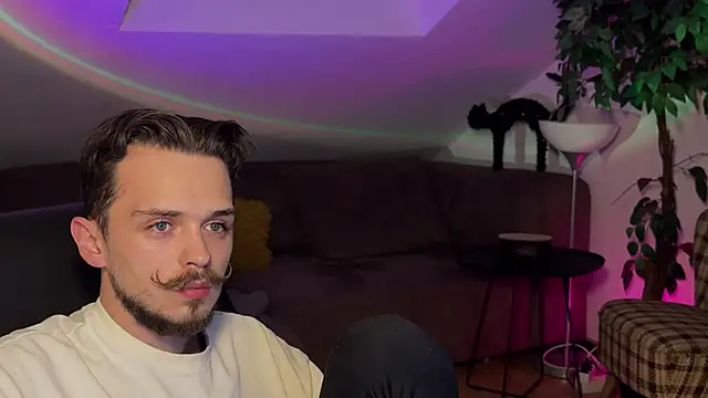 naked psy online show from March 26, 2026, 9:46 pm