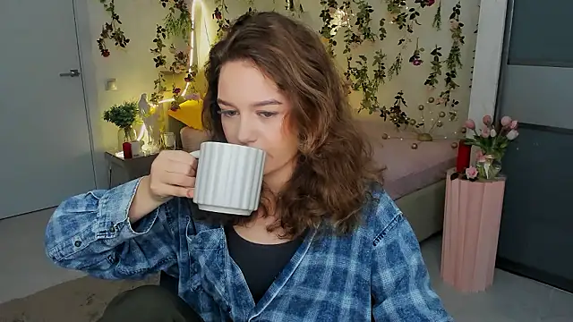 MiracleCurly online show from February 8, 2026, 10:02 am