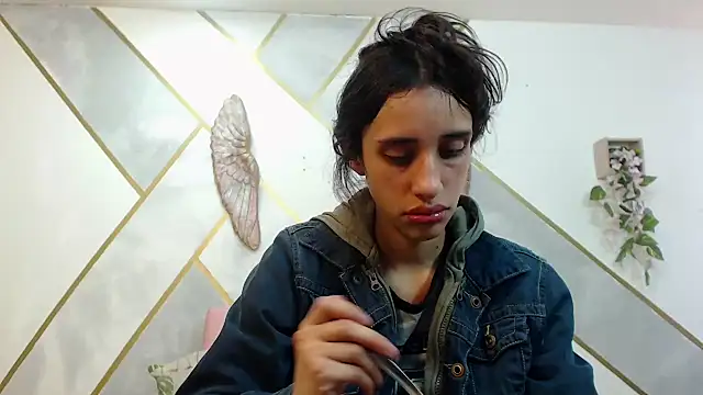 RoxanaCyrano  online show from December 19, 2025, 8:22 pm