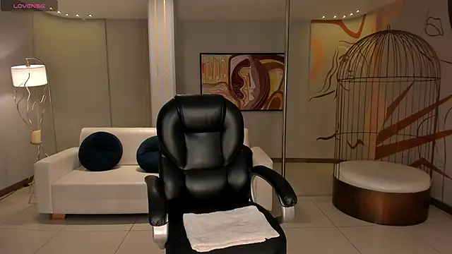 LizzHamilton   online show from November 26, 2025, 8:42 pm