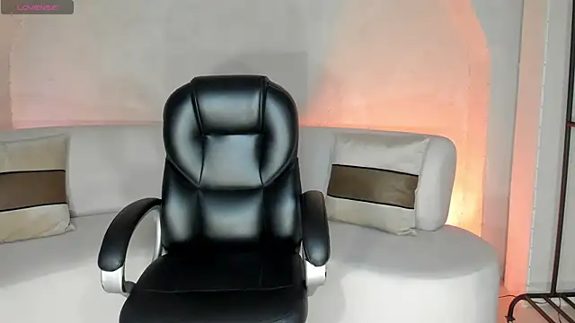 Snapshot of LizzHamilton__ chatting on September 13, 2025, 7:47 pm LizzHamilton online show from September 13, 2025, 7:47 pm