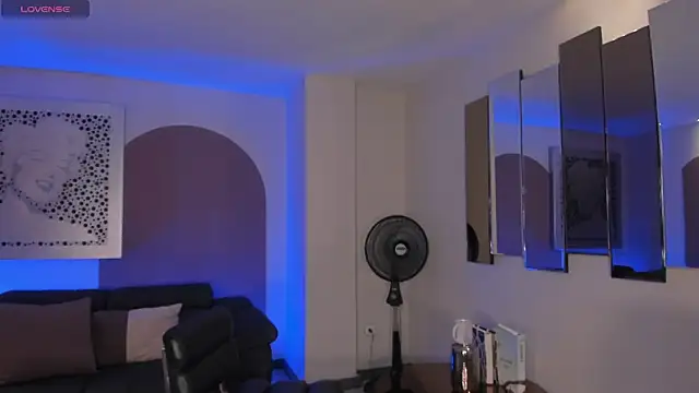 LizzHamilton   online show from November 13, 2025, 9:30 pm