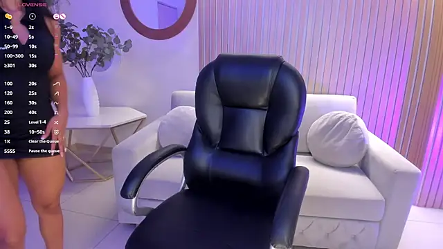 Snapshot of LizzHamilton__ chatting on March 13, 2025, 9:16 pm LizzHamilton online show from March 13, 2025, 9:16 pm