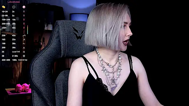 ReiYosimoto online show from February 2, 2026, 7:24 pm