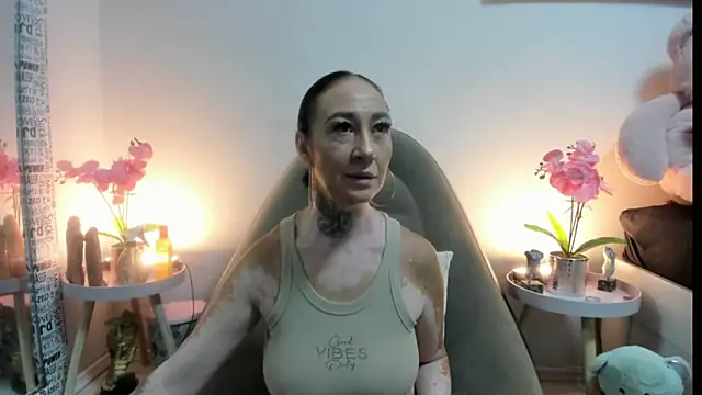 Rayanablackandwhite online show from September 11, 2025, 10:26 am