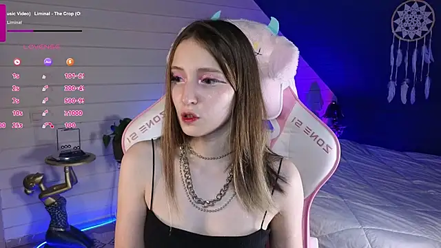 Snapshot of Evie_Ro chatting on July 12, 2026, 9:37 pm Evie Ro online show from July 12, 2026, 9:37 pm