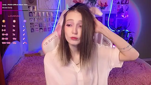 Snapshot of Evie_Ro chatting on May 10, 2026, 9:49 pm Evie Ro online show from May 10, 2026, 9:49 pm