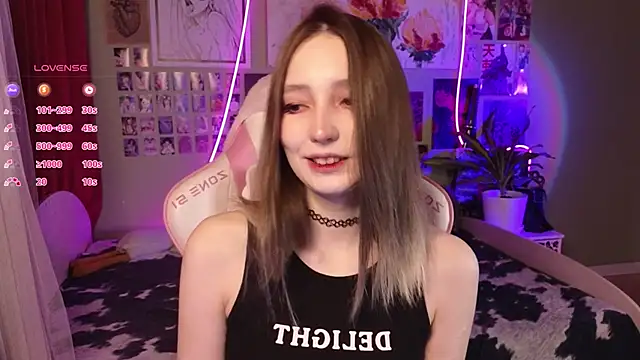 Snapshot of Evie_Ro chatting on April 27, 2026, 11:47 pm Evie Ro online show from April 27, 2026, 11:47 pm