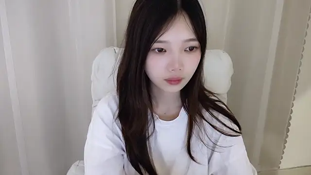 Snapshot of Doki-- chatting on February 19, 2025, 4:11 pm Doki-- online show from February 19, 2025, 4:11 pm