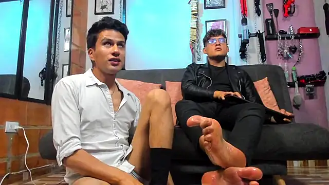 Snapshot of dom2travelersss chatting on February 7, 2025, 2:58 pm dom2travelersss online show from February 7, 2025, 2:58 pm