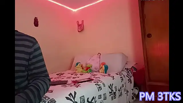 Snapshot of Monse_n_Mont chatting on December 31, 2024, 12:00 am Monse n Mont online show from December 31, 2024, 12:00 am